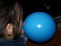 un palloncino da gonfiare in modo che entri nel cerchio di cartoncino di prima